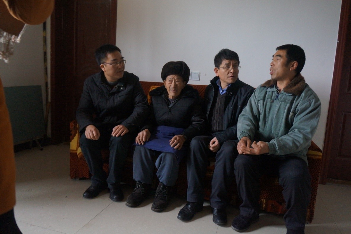 凌保东书记、张勇副书记与徐云福老人、村支书交谈