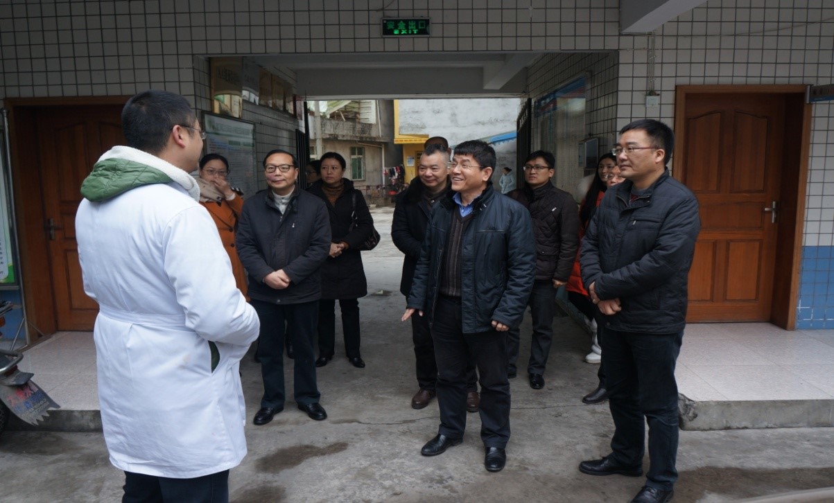 调研组一行在红十字博爱卫生院进行考察
