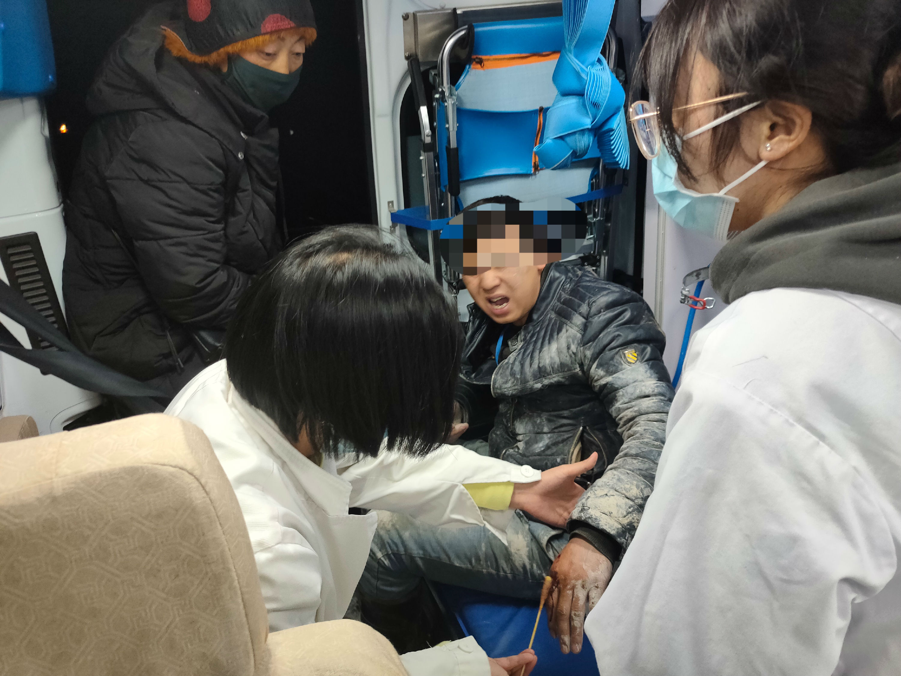 转运伤者(左二为成医附院对口支援专家吴玲姣).jpg
