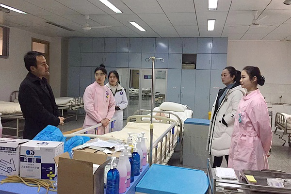 4校长张亮、教务科科长黄丽看望实训学生_副本.jpg