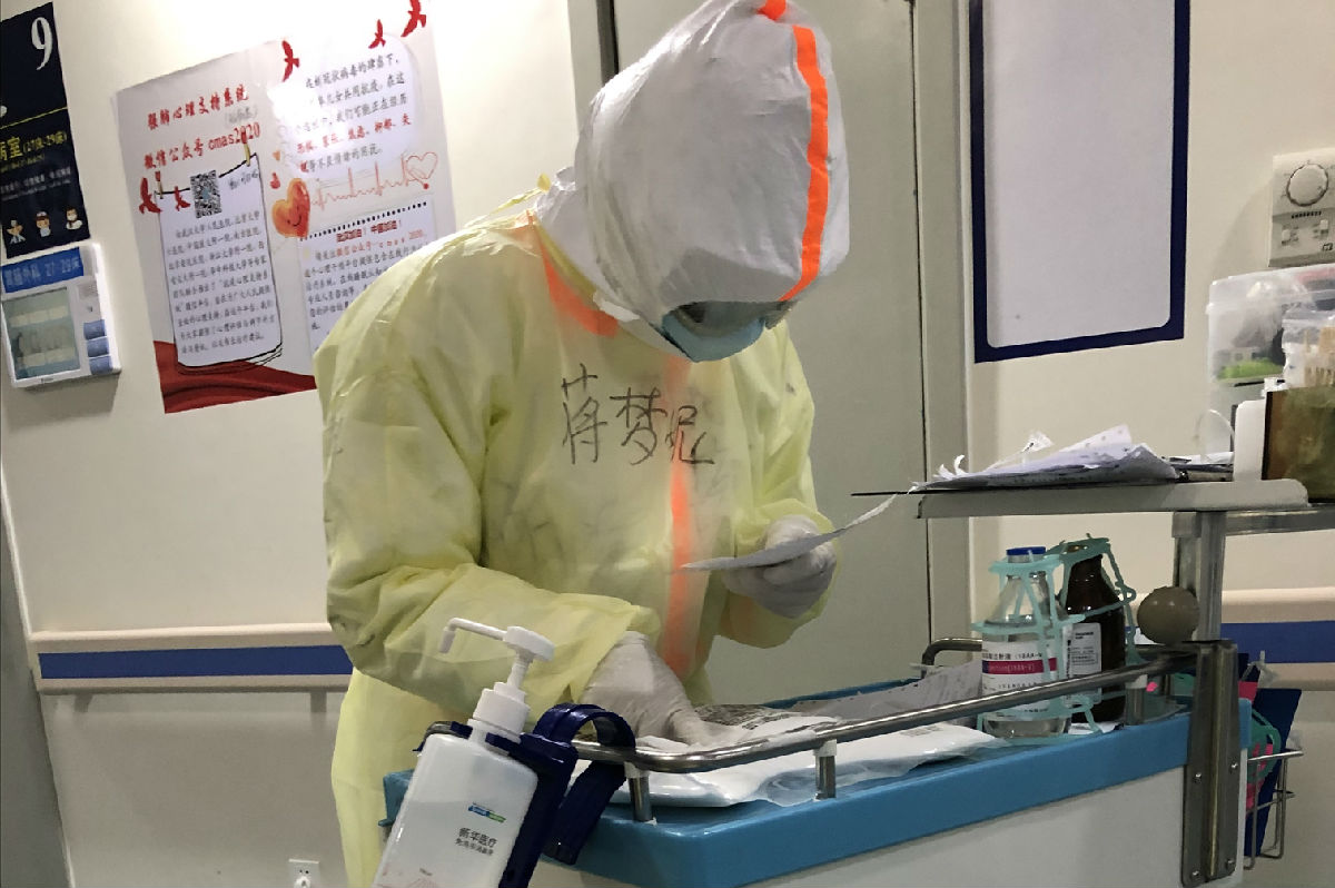 工作中蒋梦妮.jpg