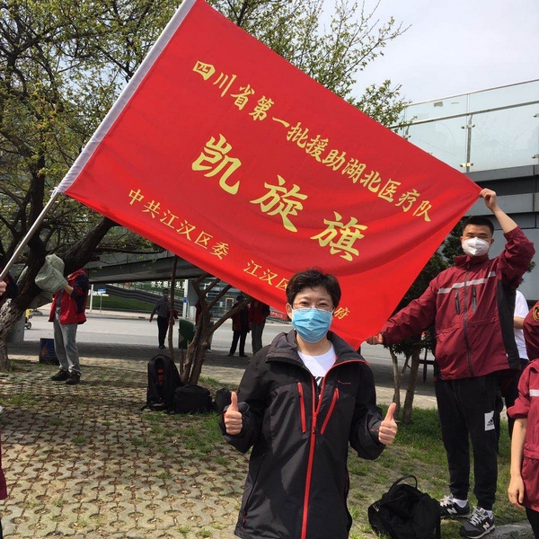 2张坤在凯旋旗下合影.jpg