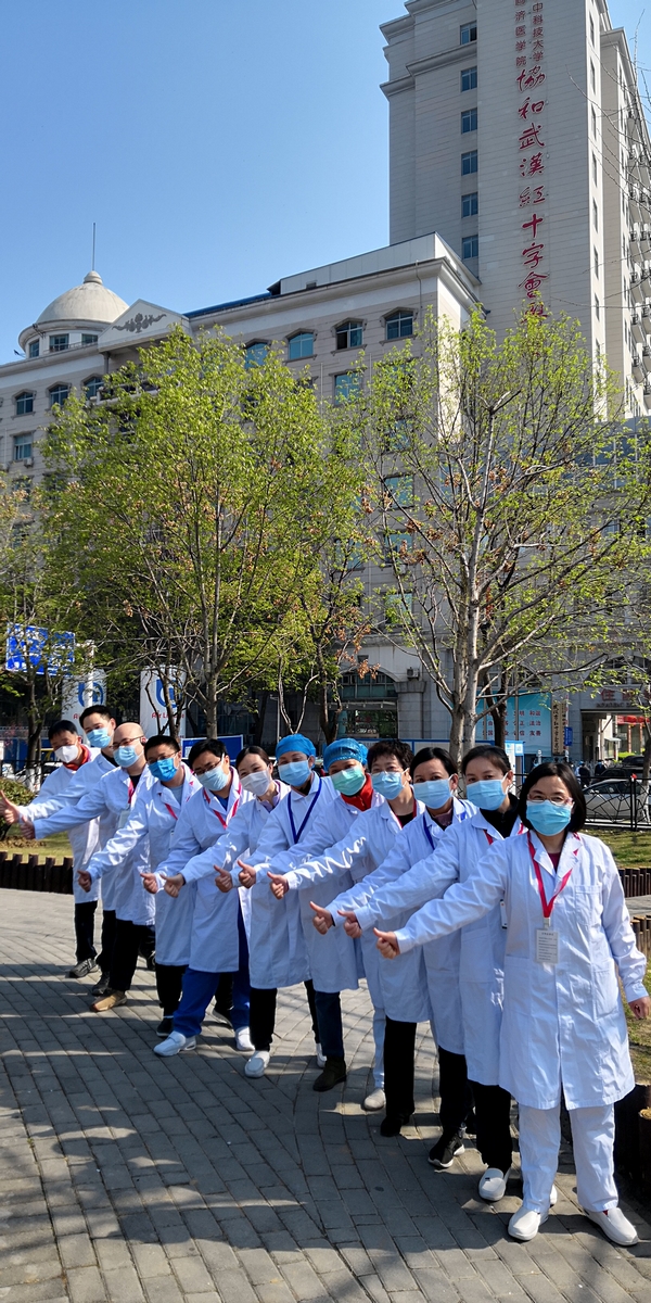 7院感组成员和当地医护同仁合影.jpg